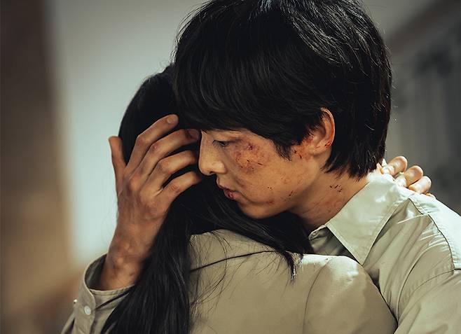 탈북자의 고군분투기를 다룬 넷플릭스 영화 ‘로기완’에서 주인공을 연기한 송중기는 “죄책감이라는 단어를 어떻게 풀어낼까 고민을 많이 했다”며 “결국 내린 답은 뒤에서 든든하게 버텨주는 사람들이었다”고 말했다. 넷플릭스 제공