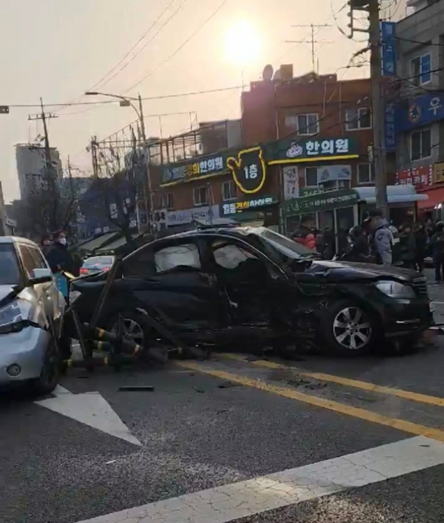 29일 오후 서울 은평구 연신내역 인근 연서시장 앞에서 발생한 8중 추돌 사고로 검은색 승용차 한 대의 차체가 부서진 모습. 사진 제공=독자