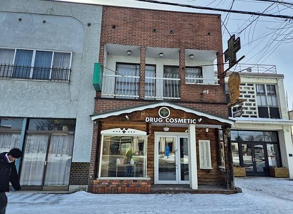 2월25일 오후 아사히카와(旭川)시 인근 히가시카와정(東川町)의 한 약국 앞, 학생으로 보이는 남성이 지나가고 있다.ⓒ시사저널 김현지