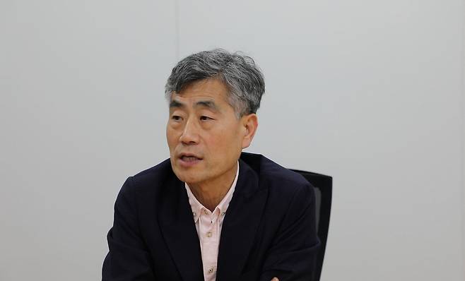 연합뉴스와 인터뷰 중인 최연혁 교수 [김수지·김민수 촬영]
