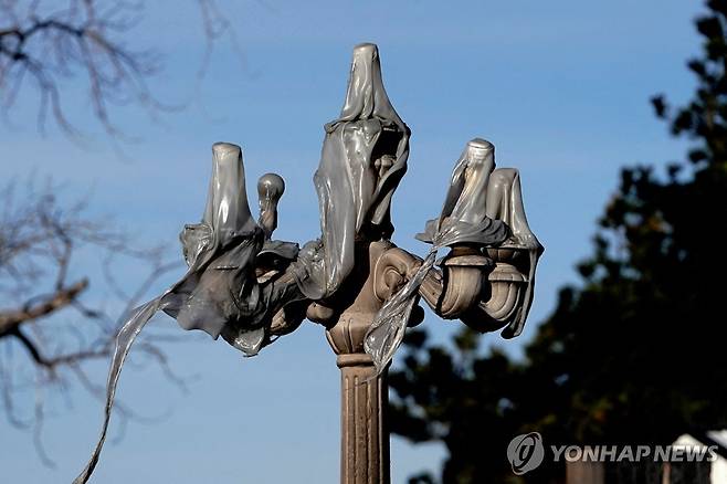 텍사스주 산불로 녹아내린 가로등 [로이터=연합뉴스. 재판매 및 DB 금지]