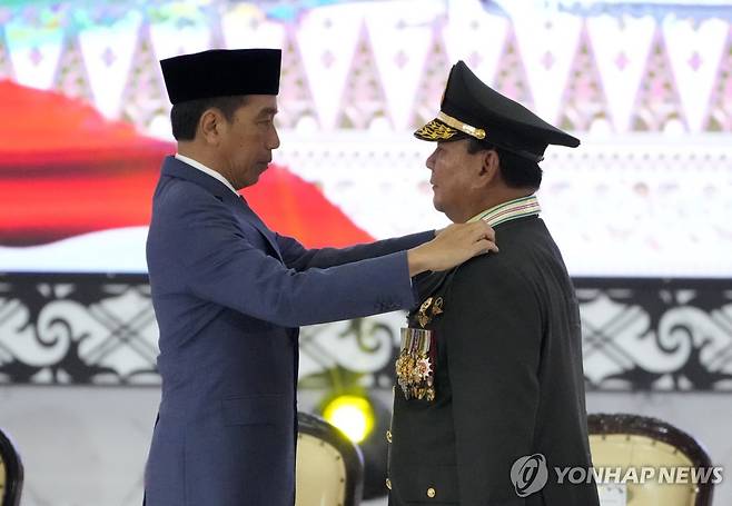 국방장관에게 대장 계급장 달아주는 인도네시아 대통령 (자카르타 AFP=연합뉴스) 조코 위도도 인도네시아 대통령(왼쪽)이 28일(현지시간) 수도 자카르타에 있는 국군사령부에서 차기 대통령이 될 것으로 보이는 프라보워 수비안토 국방장관(오른쪽)에게 대장 계급장을 달아주고 있다. 2024.02.29 photo@yna.co.kr