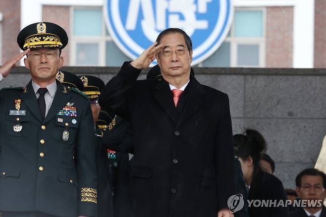 3사관학교 졸업 생도들에게 경례하는 한덕수 국무총리 (영천=연합뉴스) 황광모 기자 = 한덕수 국무총리가 29일 오후 경북 영천시 육군3사관학교에서 열린 제59기 졸업 및 입관식에서 졸업 생도들에게 경례하고 있다. 2024.2.29 hkmpooh@yna.co.kr