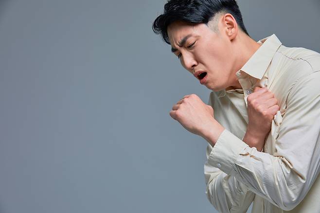 백일해는 주로 '보르데텔라균' 감염으로 발행한다. 초기 증상은 가벼운 감기와 비슷하며 시간이 지날수록 증상이 악화하고 발작성 기침과 구토까지 동반하기도 한다. [사진=게티이미지뱅크]