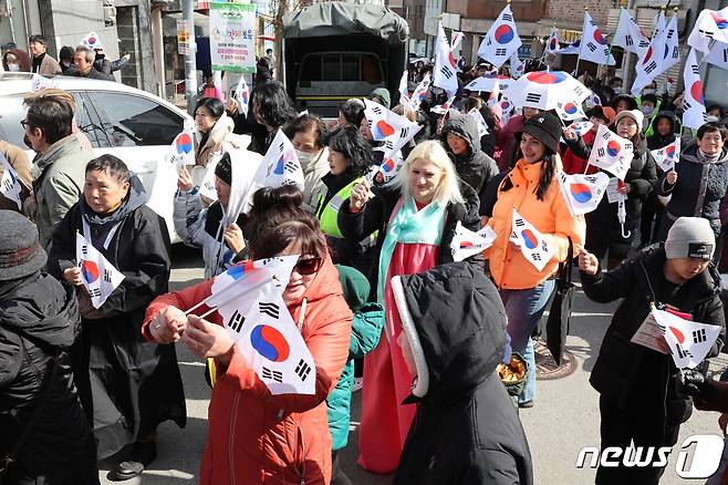 1일 광주 광산구 고려인마을 홍범도공원에서 고려인마을 주최로 열린 3·1절 만세운동을 재현한 거리행진에서 참석자들이 태극기를 들고 만세를 외치고 있다. 2024.3.1/뉴스1 ⓒ News1 김태성 기자