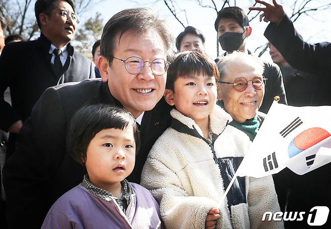 이재명 더불어민주당 대표가 3.1절인 1일 서울 용산구 효창공원에서 어린이들과 기념촬영하고 있다. 2024.3.1/뉴스1 ⓒ News1 송원영 기자