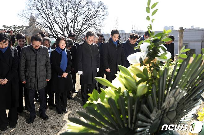 이재명 더불어민주당 대표가 3.1절인 1일 서울 용산구 효창공원 백범 김구 묘역에서 참배하고 있다. 2024.3.1/뉴스1 ⓒ News1 이승배 기자