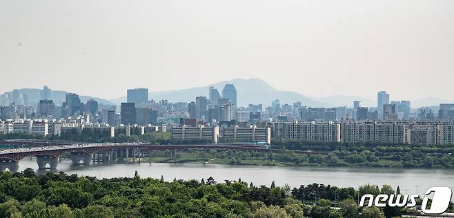 서울 강남구 압구정동 재건축 예정 아파트 단지와 한강 전경 2023.5.8/뉴스1 ⓒ News1 이재명 기자