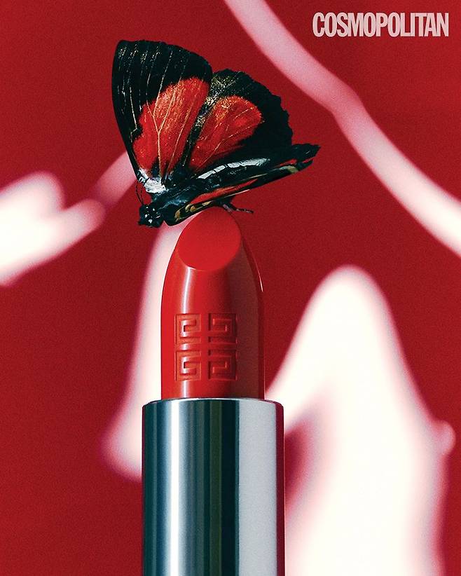 지방시 뷰티 르 루즈 앵떼르디 N306 카민 에스카르핀 5만6천원대 고발색의 가벼운 포뮬러가 입술에 부드럽게 밀착돼 보다 편안하고 실키한 세미매트 립 메이크업을 연출한다. 비비드한 레드 컬러가 피부 톤을 화사하게 밝혀준다.