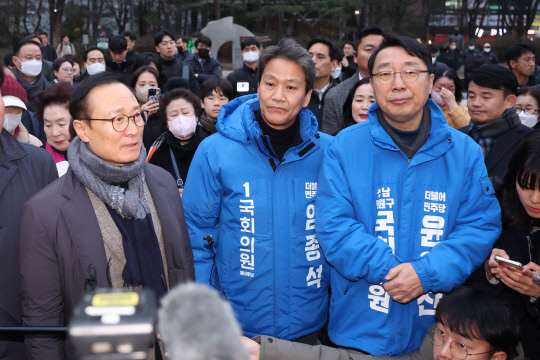 더불어민주당의 전략지역구인 서울 중·성동갑에서 공천 배제된 임종석 전 청와대 비서실장이 28일 오후 서울 성동구 왕십리역 광장에서 선거운동을 재개, 홍영표 의원 등 친문계 인사들과 지지자들을 만나고 있다. 연합뉴스