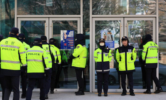 경찰이 의료법 위반 등 혐의로 고발당한 대한의사협회 관계자들에 대해 강제 수사에 착수한 가운데 1일 서울 용산구 의사협회 회관에서 경찰이 근무를 서고 있다. 경찰은 의협회관 내 비상대책위원회 사무실을 압수수색 중이다. [연합뉴스]