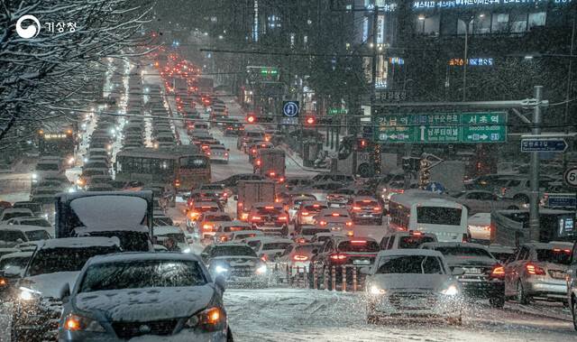 6. 폭설로 인해 마비된 도심-서울특별시 서초구(교대역 사거리 부근). 2021년 1월, 서울에 기록적인 폭설이 내렸던 순간을 촬영했습니다. 퇴근 시간과 겹쳐 교통량이 증가한 때라서 제설 활동에 어려움이 있어 보였습니다. 법원 쪽 언덕에 올라, 교통이 마비되어 주차장으로 변한 교대역 사거리를 프레임에 담아냈습니다.