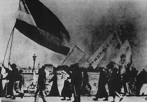 1919년 5월 4일 중국 베이징 톈안먼 광장에 3,000여 명의 대학생이 모이는 것으로 촉발된 5·4운동은 '중국 현대사의 분기점'이라 평가받는 역사적 사건이다. 현대 중국은 5·4운동을 계승하여 매년 5월 4일을 '청년절'로 기념한다. 위키피디아 캡처