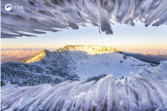 얼음 속 한라산(제주도 서귀포시, 한라산 백록담). [사진=기상청]