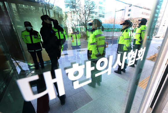 1일 서울경찰청 공공범죄수사대는 오전부터 김택우 대한의사협회 의대정원증원저지비상대책위원장 등에 대한 압수수색 영장을 집행하고 있다. 이날 오후 서울 용산구 의사협회 회관에서 경찰이 출입을 통제하고 있다. 2024.03.01. [사진=뉴시스]