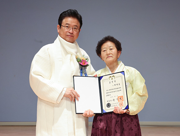 이철우 도지사가 3․1운동 독립유공자 고(故) 백억출 선생님의 외손녀 정정숙 씨에게 대통령표창을 수상하고 기념사진을 찍고 있다. [사진=경북도청]