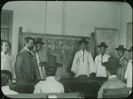 구한말 이탈리아 영사로 왔던 카를로 로세티가 1902~1903년(추정)에 촬영한 ‘대수학 수업 시간’. [사진 대한민국역사박물관]