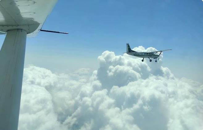 태국 상공에서 항공기가 인공강우 작업을 실시하고 있다. 사진 태국 인공강우농업항공국, 방콕포스트 캡처.