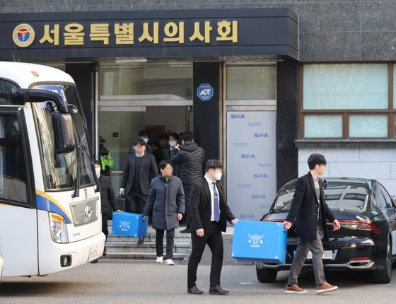 경찰이 의료법 위반 등 혐의로 고발당한 대한의사협회 관계자들에 대해 강제 수사에 착수한 가운데 1일 서울 영등포구 서울시의사회에서 압수수색을 마친 경찰이 압수품을 옮기고 있다. 연합뉴스