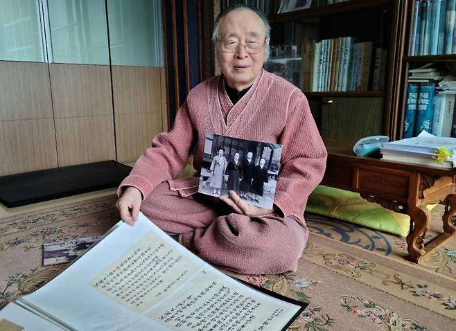 ▲지난 70여 년 동안 친일문제와 독립운동 관련 사료를 수집, 연구해온 심정섭씨가 외조부이자 임정4인방이었던 백강 조경한 선생의 친필 서신을 공개하며 설명하고 있다.