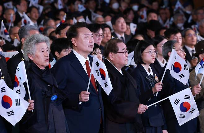 윤석열 대통령이 1일 서울 중구 유관순 기념관에서 열린 제105주년 3·1절 기념식에서 태극기를 흔들며 3.1절 노래를 부르고 있다. 연합뉴스