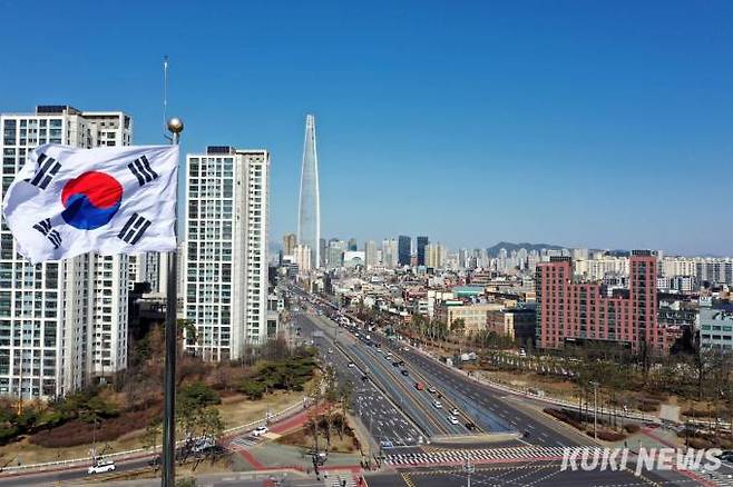 '20층 높이에서 펄럭이는 대형태극기'행사에 참여한 김해경(송파2동·65) 주민은 “송파구에서 3.1절 행사를 규모있게 진행되어 구민으로서 뿌듯하다”면서 “주말에 손주들과 다시 방문해 삼일절의 의의에 대해 자세히 설명해 줄 생각”이라고 전했다.