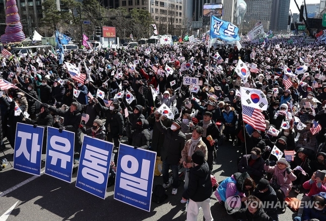 자유통일당이 연 '자유통일을 위한 천만조직 국민대회'에서 참가자들이 태극기와 성조기를 함께 흔들고 있다. 2024.3.1 / 사진=연합뉴스