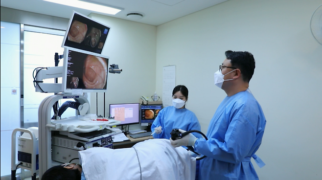 강릉아산병원 의료진이 웨이센의 AI 내시경 SW를 연결한 내시경 장비로 대장 내시경 검사를 하고 있다. <웨이센>