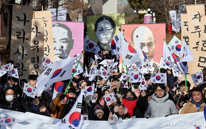 (서울=뉴스1) 김진환 기자 = 제105주년 3·1절인 1일 오전 서울 서대문구 서대문형무소역사관에서 열린 '서대문, 1919 그날의 함성' 행사에서 시민들이 행진을 하며 대한독립 만세를 외치고 있다. 2024.3.1/뉴스1  Copyright (C) 뉴스1. All rights reserved. 무단 전재 및 재배포,  AI학습 이용 금지. /사진=(서울=뉴스1) 김진환 기자