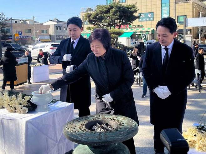 원희룡 전 국토교통부 장관이 1일 윤주경 국민의힘 의원과 3.1절 참배를 진행하고 있다./사진=원희룡 전 국토교통부 장관 SNS