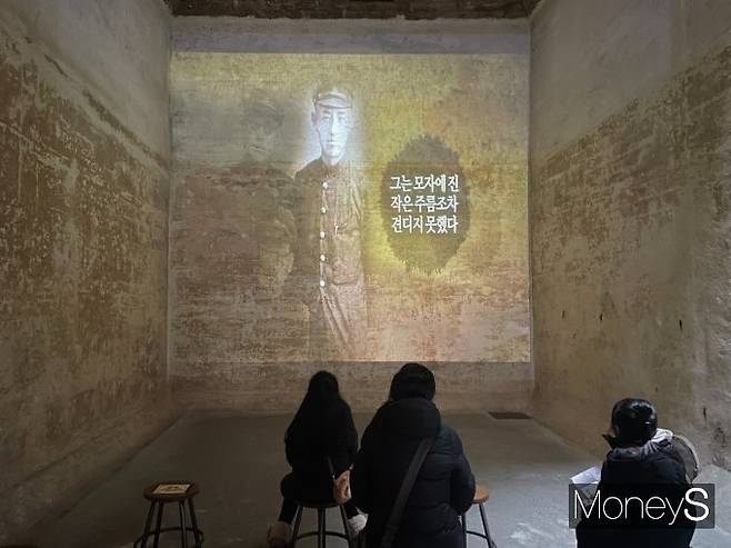 제3전시실은 윤동주 시인의 일대기를 영상을 통해 볼 수 있다. 사진은 제3전시실에서 영상을 시청중인 방문객. /사진=차화진 기자