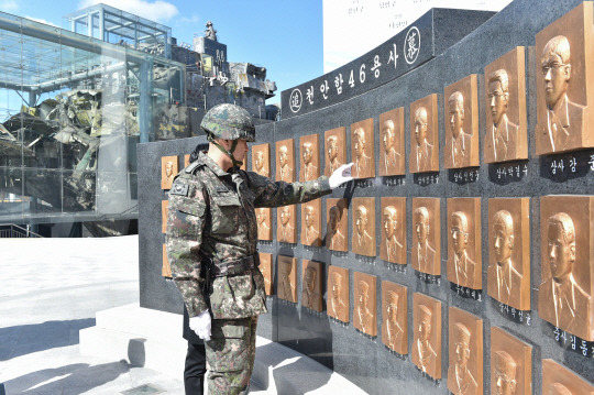 김명수 합참의장이 2함대사령부 천안함 46용사 추모비를 둘러보고 있다. 합참 제공