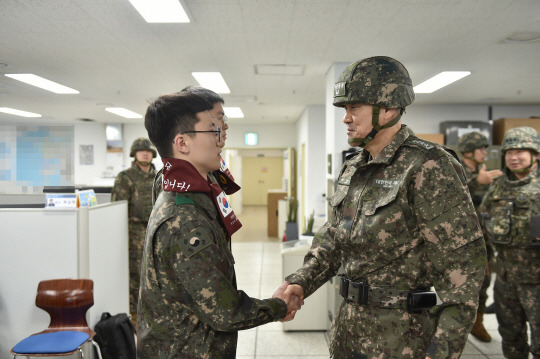 김명수 합참의장이 17사단 해안경계부대 장병에게 합참 머플러를 수여하며 격려하고 있다. 합참 제공