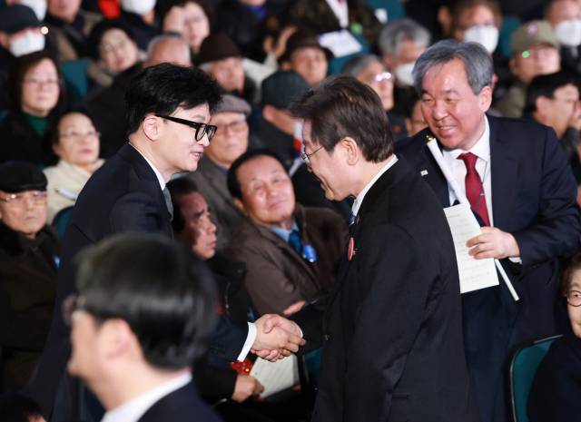 한동훈(왼쪽) 국민의힘 비상대책위원장과 이재명 더불어민주당 대표가 1일 서울 중구 유관순 기념관에서 열린 제105주년 3.1절 기념식에서 악수하고 있다. 오른쪽은 한오섭 대통령실 정무수석. 연합뉴스
