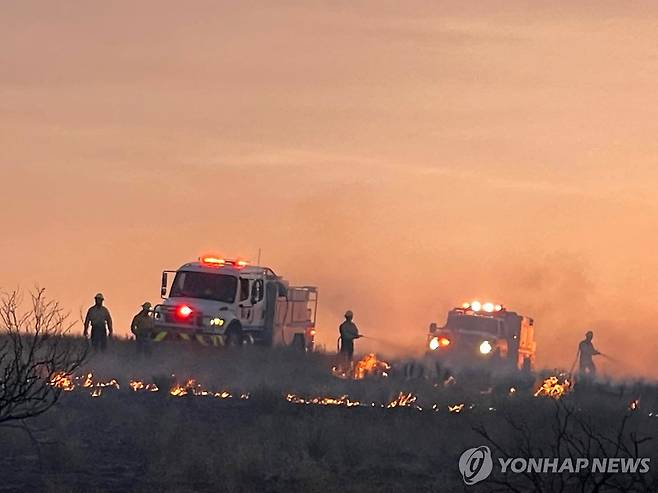 텍사스 산불 진압하는 소방관들 [Amarillo Fire Department / AFP=연합뉴스.재판매 및 DB 금지]