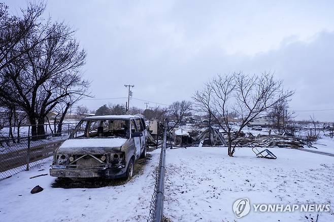 텍사스 산불로 타버린 마을에 눈이 내려 쌓인 모습 [AP=연합뉴스. 재판매 및 DB 금지]