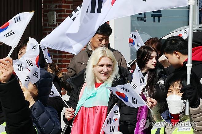 삼일절 만세운동 재현하는 고려인마을 주민 (광주=연합뉴스) 정다움 기자 = 제105주년 3·1절인 1일 오전 광주 광산구 고려인마을 일대에서 마을 주민들이 만세운동을 재연하고 있다. 2024.3.1 daum@yna.co.kr