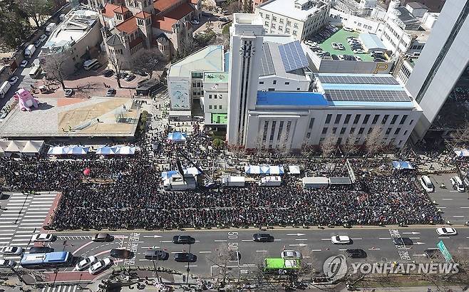 자유통일당, 천만조직 국민대회 (서울=연합뉴스) 김성민 기자 = 자유통일당이 1일 오후 서울 종로구 동화면세점 인근에서 '자유통일을 위한 천만조직 국민대회'를 열고 있다. 2024.3.1 ksm7976@yna.co.kr