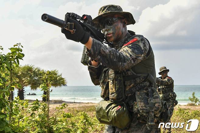 1일(현지시간) 태국 촌부리주 핫야오 해안 일대에서 열린 코브라 골드 연합훈련에서 해병대 수색부대 장병들이 해안에서 정찰 활동을 하고 있다. (해병대 제공) 2024.3.2/뉴스1
