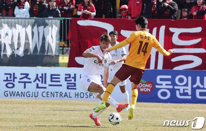 2일 오후 광주축구전용구장에서 열린 하나은행 K리그1 2024 1라운드 광주FC와 FC서울의 경기에서 광주 정호연이 공을 가로채고 있다. 2024.3.2/뉴스1 ⓒ News1 김태성 기자