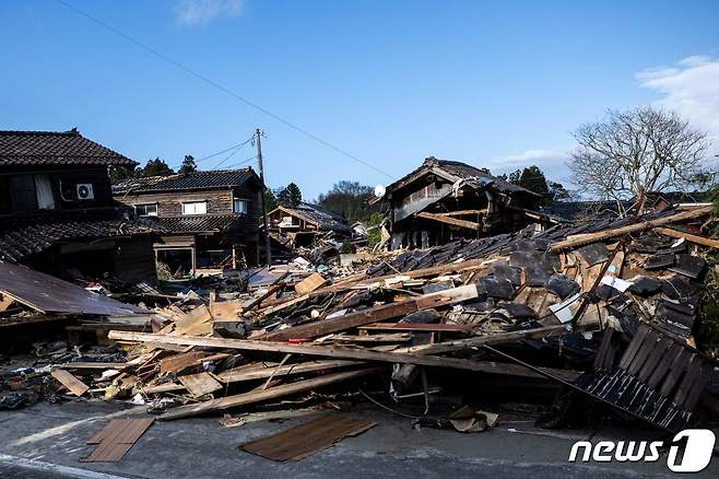 5일 일본 이시카와현 시로마루에 지난 1일 발생한 지진으로 풍비박산된 주택 잔해가 널브러져 있다. 2024.01.05/ ⓒ AFP=뉴스1 ⓒ News1 권진영 기자