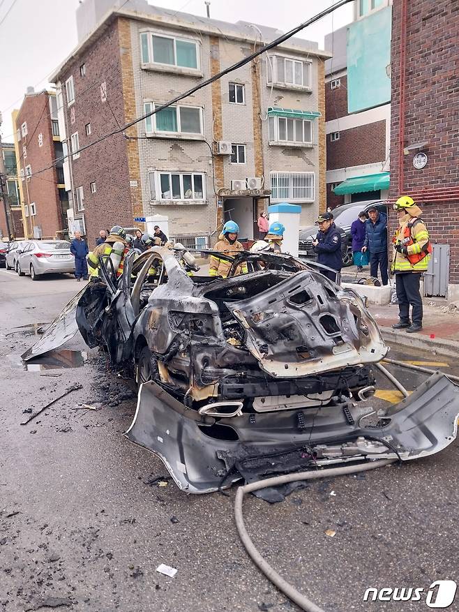 지난달 28일 오후 4시17분께 인천시 서구 가좌동의 한 도로에서 주행 중이던 쏘나타 차량에서 불이났다. 사진은 20대 남성 운전자 A 씨가 방치한 차량.(인천소방본부 제공) ⓒ News1 이시명 기자