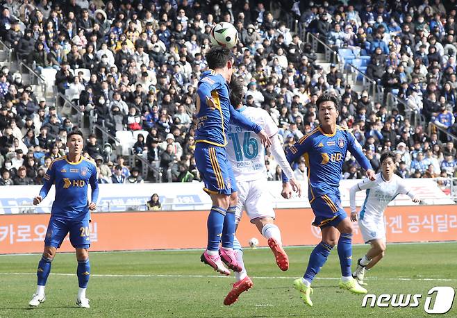 1일 오후 울산 문수축구경기장에서 열린 프로축구 '하나원큐 K리그1 2024' 울산 HD와 포항 스틸러스의 경기에서 양팀 선수들이 골문 앞에서 경합을 벌이고 있다. 2024.3.1/뉴스1 ⓒ News1 조민주 기자