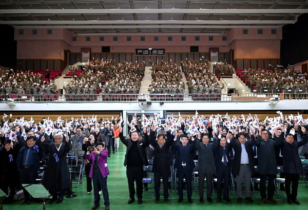 김경일 파주시장 제105주년 3.1절 기념식 참석 만세삼창 모습(사진제공=파주시청)