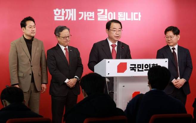 국민의힘 정영환 공천관리위원장이 2일 서울 여의도 중앙당사에서 경선 지역 결과를 발표하고 있다. [이미지출처=연합뉴스]