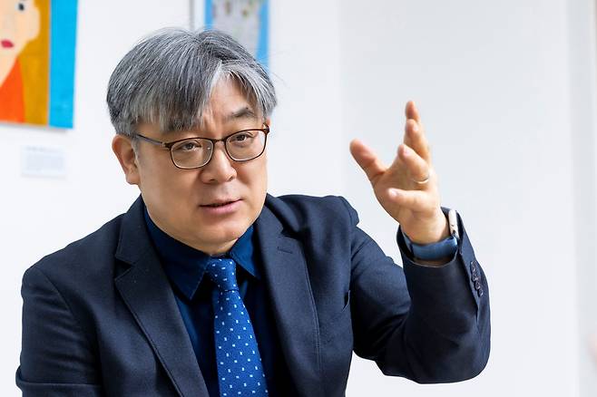 지역사회 집단 트라우마·심리 치료의 권위자인 김현수 명지병원 정신건강의학과 교수는 "서이초 교사 사망 사건은 단순히 교권 추락이 아닌 공동체 붕괴의 관점에서 다루고 대책을 마련해야 한다"고 말했다. 김 교수가 진료실 밖 위기 청소년을 돕기 위해 세운 서울의 대안학교 '별의 친구들'에서 인터뷰하는 모습. /이신영 영상미디어 기자