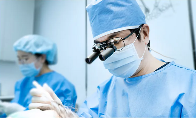 모제림성형외과 의료진이 탈모환자에게 모발을 시술하고 있다. 모제림성형외과 제공