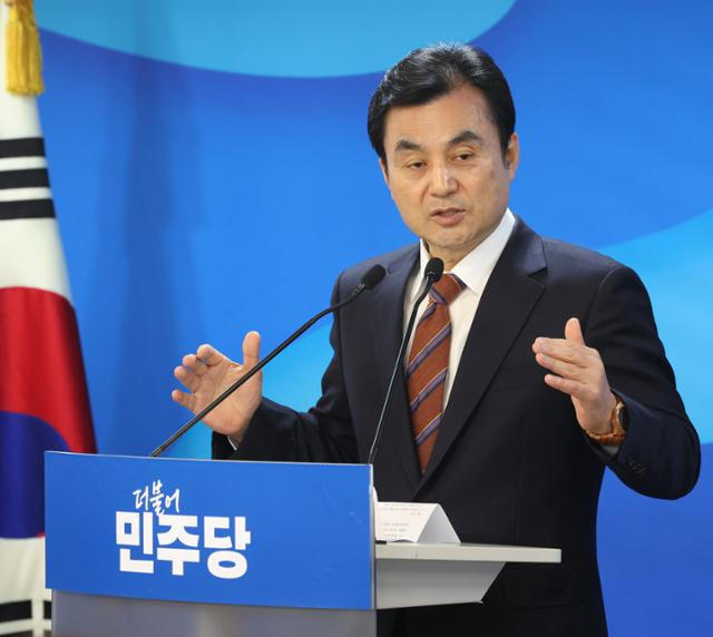 안규백 더불어민주당 전략공천관리위원장이 1일 서울 여의도 중앙당사에서 제22대 총선 전략공천관리위 회의 결과를 발표하고 있다. 뉴스1