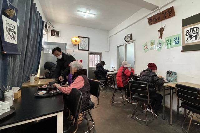 1일 인천 미추홀구 제물포 밥집에서 봉사자가 사골우거지된장국밥을 나르고 있다. 이환직 기자