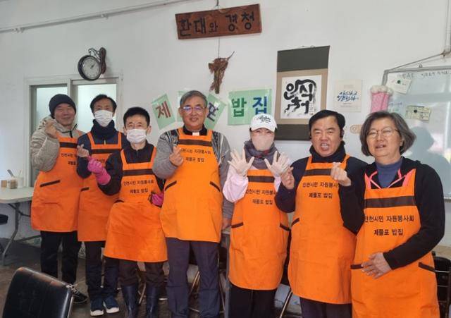 한용걸(왼쪽 네 번째) 신부와 봉사자들. 한 신부는 정기 후원자와 봉사자들이 밥집의 진짜 주인이라고 강조했다. 한 신부 제공